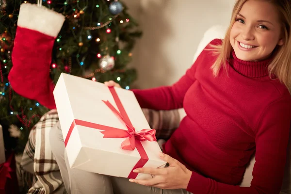 Fille souriante avec grande boîte-cadeau — Photo