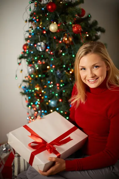 Lächelndes Mädchen mit großer Geschenkbox — Stockfoto