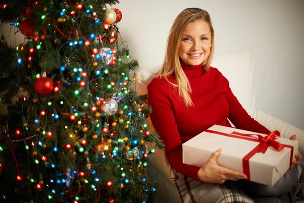 Chica con caja de regalo grande — Foto de Stock