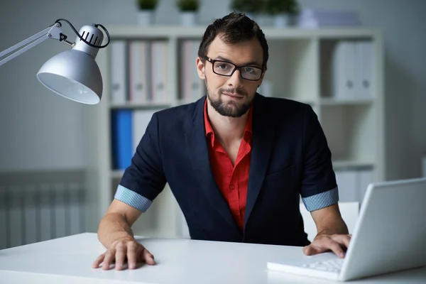 Biznesmen w okulary w biurze — Zdjęcie stockowe