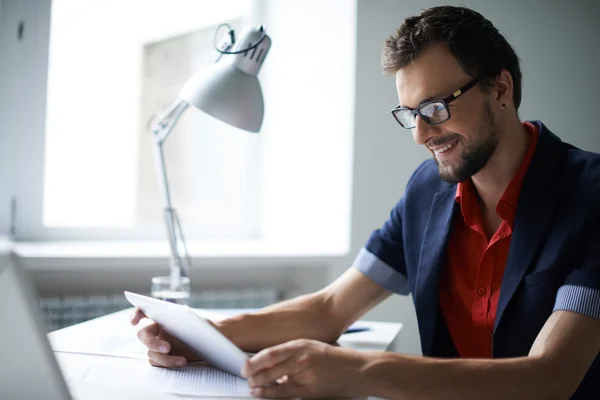 Mann arbeitet im Büro — Stockfoto