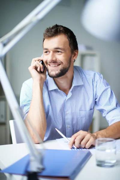 Affärsman som talar i telefon — Stockfoto