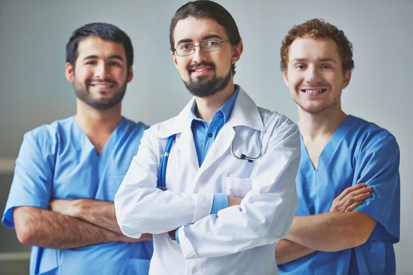 Tři lékaři v uniformě — Stock fotografie
