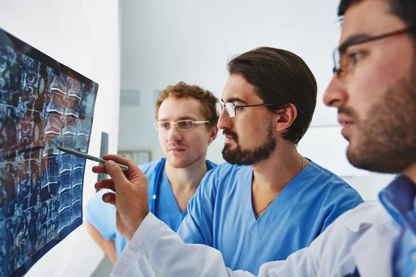 Jeunes médecins masculins qui regardent les rayons X — Photo