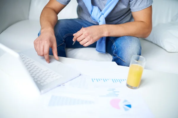 Ragazzo che lavora — Foto Stock