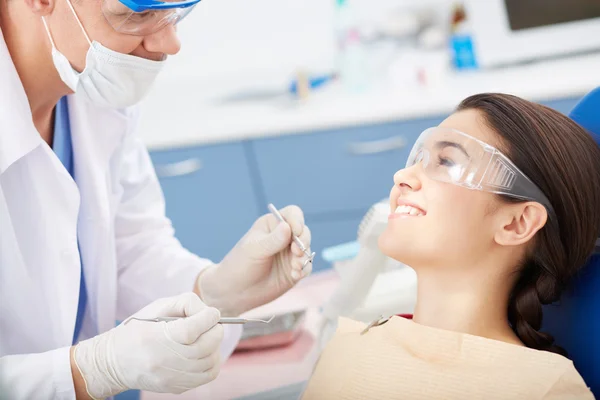 Besöker tandläkare — Stockfoto