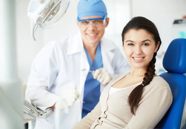 Chica en el dentista — Foto de Stock