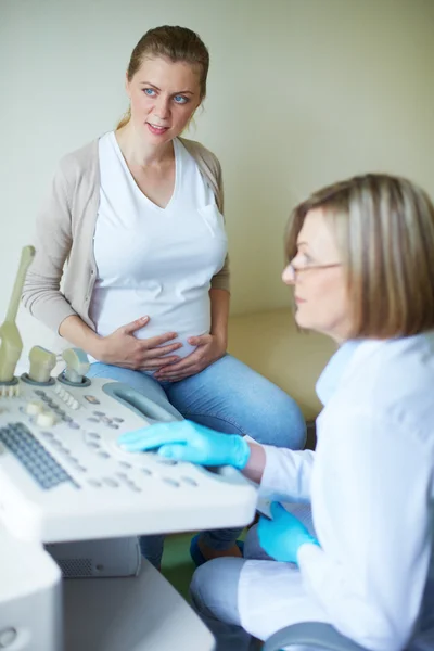 Gravid kvinna på sjukhus — Stockfoto