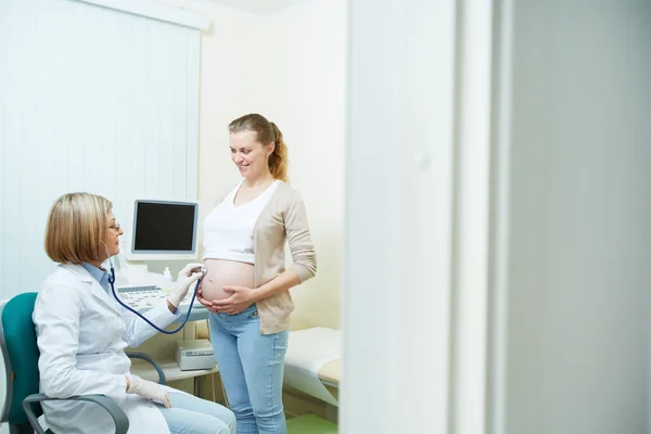 Undersökning av bebis hjärtslag — Stockfoto