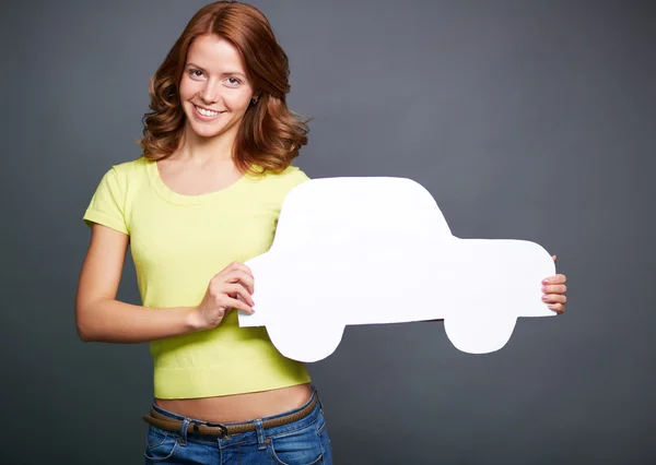 Fille avec voiture en papier — Photo