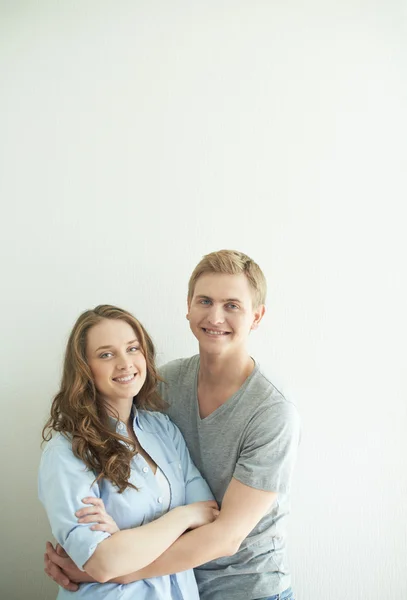 Young couple smiles — Stock Photo, Image