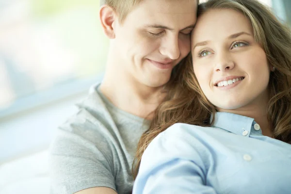 Amorosa joven pareja — Foto de Stock