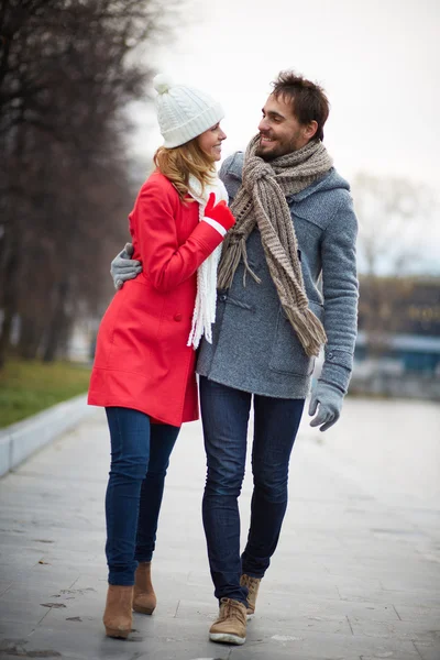 Couple taking a walk in autumnal park — Stock Photo, Image