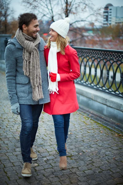 Casal afetuoso andando e conversando — Fotografia de Stock