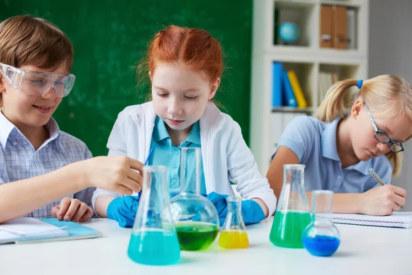 Kinder, die mit chemischen Flüssigkeiten arbeiten — Stockfoto