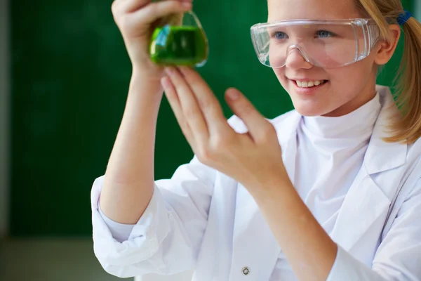 Schoolmeisje studeren chemische vloeistof — Stockfoto