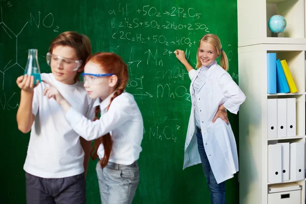 Scheikunde studeren — Stockfoto