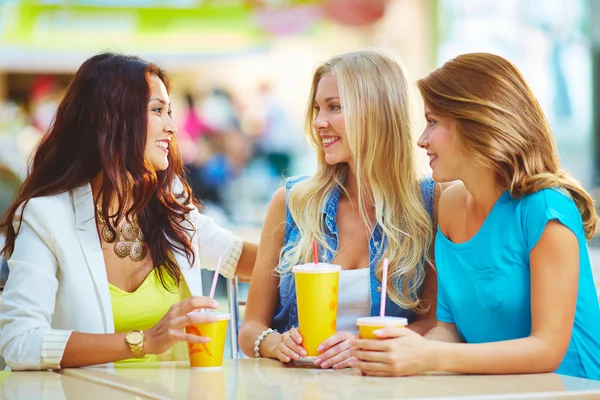 Fröhliche Mädchen plaudern beim Trinken — Stockfoto