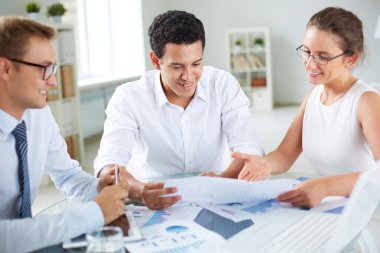 belgeleri tartışırken iş ortakları