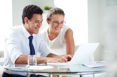 işadamları ile laptop