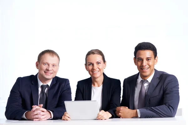 Geschäftsfrau mit Touchpad und ihren Partnern — Stockfoto