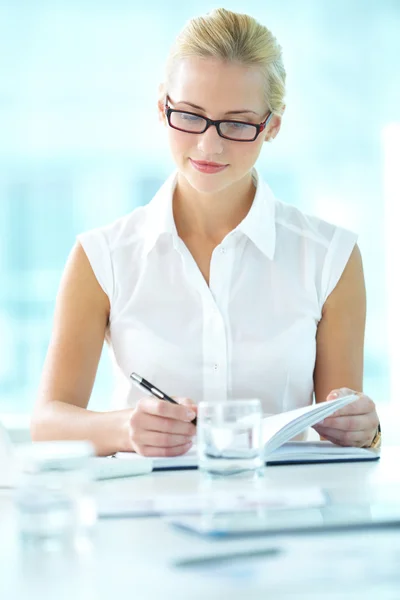 Mujer de negocios inteligente — Foto de Stock