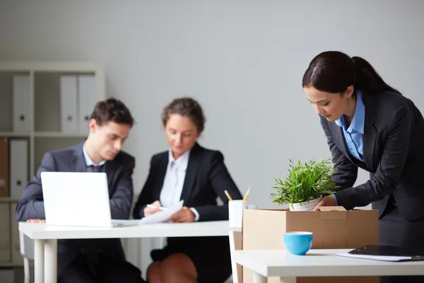 Empresária embalando coisas — Fotografia de Stock