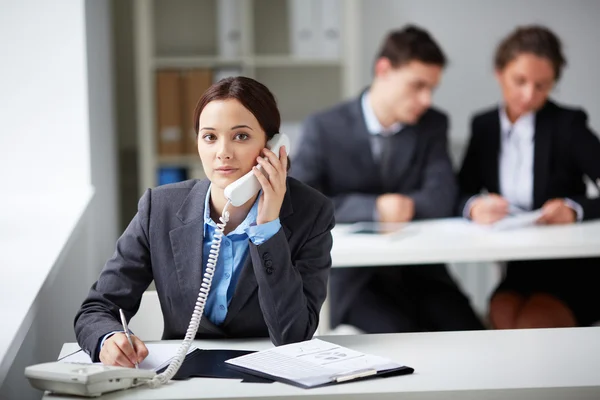 Inteligente empresária chamando pelo telefone — Fotografia de Stock