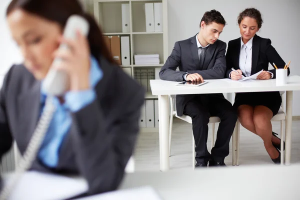 Les hommes d'affaires travaillant dans le bureau — Photo