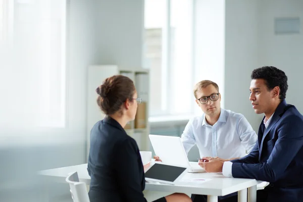 Partner commerciali che pianificano il lavoro — Foto Stock