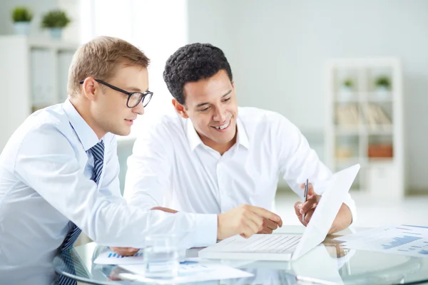 Empresarios discutiendo proyecto — Foto de Stock