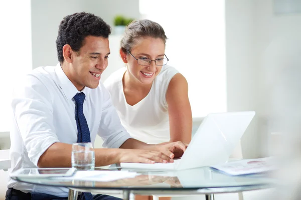 Empresários com laptop — Fotografia de Stock