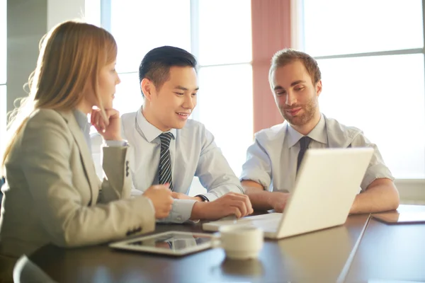 Socios comerciales discutiendo proyecto — Foto de Stock