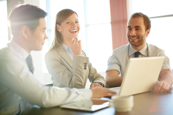 Büroarbeiter bei Besprechung — Stockfoto