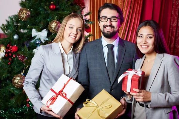 Socios comerciales con cajas de regalo —  Fotos de Stock