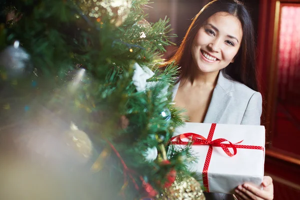 Vrouw met geschenkdoos — Stockfoto