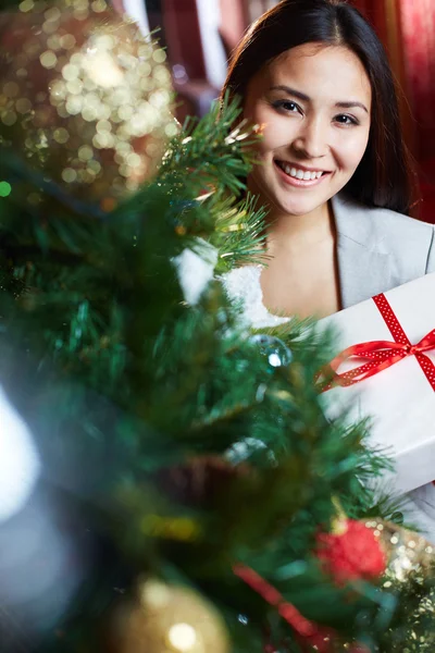 Vrouw door firtree — Stockfoto