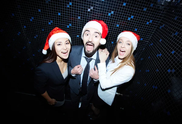Colleghi allegri in berretti di Santa — Foto Stock
