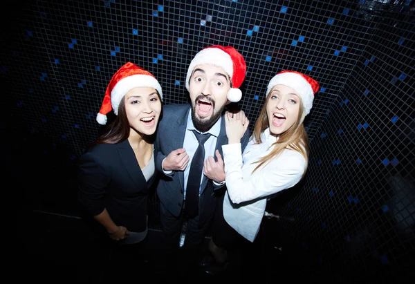 Colegas alegres em gorros de Santa — Fotografia de Stock