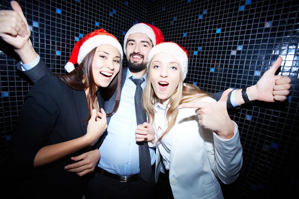 Colegas alegres em gorros de Santa — Fotografia de Stock