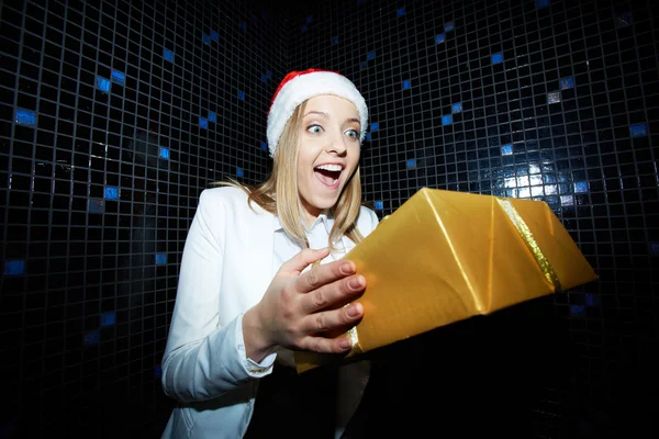 Businesswoman with Christmas gift — Stock Photo, Image