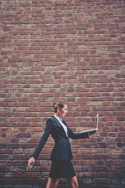 Mujer de negocios con portátil — Foto de Stock