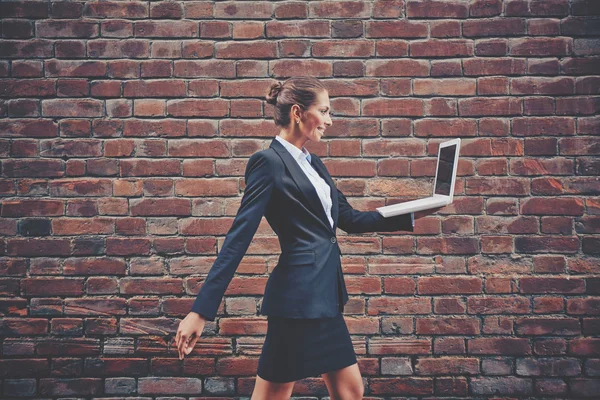 Businesswoman with lapto — Stock Photo, Image
