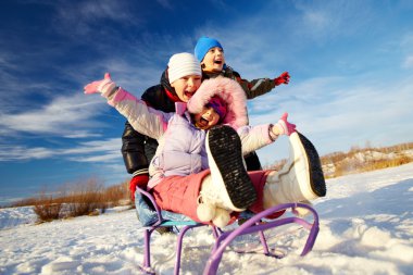 çocuklar üzerinde kızak sürme