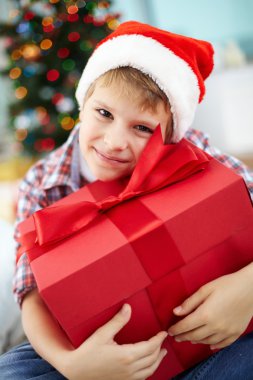 büyük kırmızı giftbox çocukla