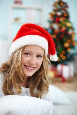 Noel Baba şapkalı kız