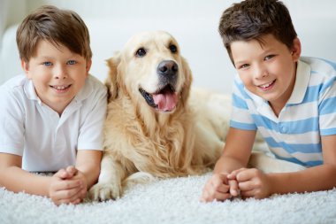 çocuklar ile köpek