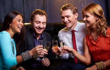 şampanya flüt ile toasting arkadaşlar