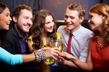 Şampanya ile toasting arkadaşlar