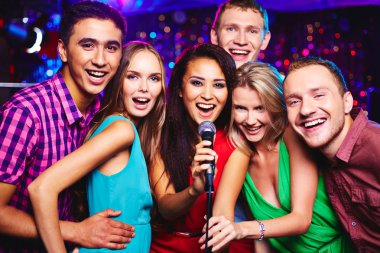 insanlar karaoke partisi